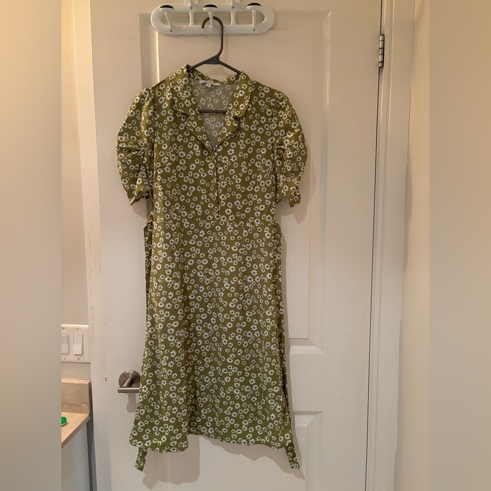 Green flower-patterned dress with back-tie ribbon